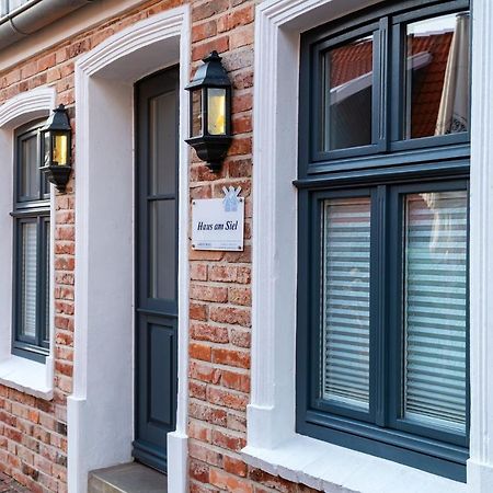 Haus Am Siel 01, Zentral Mit Eigenem Steg Villa Greetsiel Exteriör bild